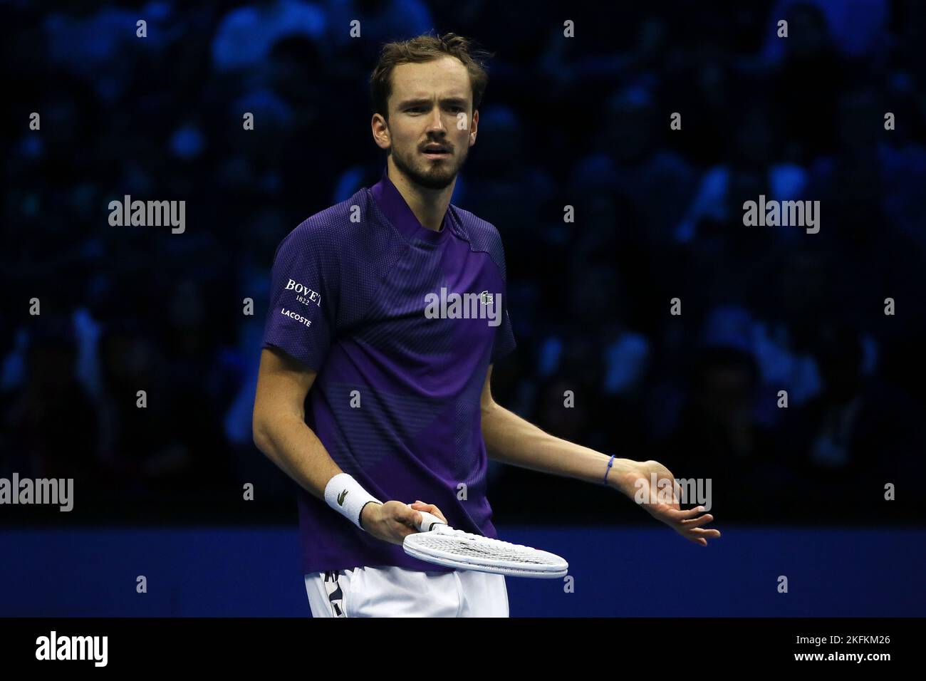 (221119) -- TURIN, 19. November 2022 (Xinhua) -- Daniil Medwedew aus Russland reagiert während eines Gruppenbühnentests gegen Novak Djokovic aus Serbien beim ATP-Finale in Turin, Italien, am 18. November 2022. (Str/Xinhua) Stockfoto