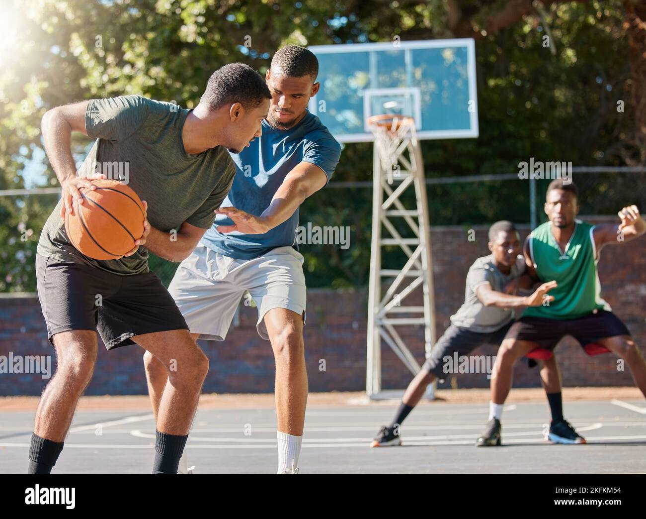 Basketball, Sport und Wettkampf mit einem schwarzen Athleten, der mit Freunden oder einem Rivalen auf einem Platz ein Spiel spielt. Team, Fitness und Gesundheit mit einem Mann Stockfoto