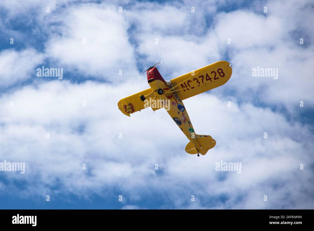 Kent Pietsch, der seinen Interstate Cadet pilotiert, führt Kunstflug während der 2022 Marine Corps Air Station Miramar Air Show im MCAS Miramar, San Diego, Kalifornien, am 24. September 2022 durch. Seit 1973 tritt Pietsch für Millionen von Menschen auf mehr als 400 Shows auf, die ihn zu hochwertigen Veranstaltungsorten in den Vereinigten Staaten geführt haben. Das Thema der MCAS Miramar Air Show 2022 „Marines Fight, Evolve and Win“ spiegelt die fortlaufenden Modernisierungsbemühungen des Marine Corps wider, um sich auf zukünftige Konflikte vorzubereiten. Stockfoto