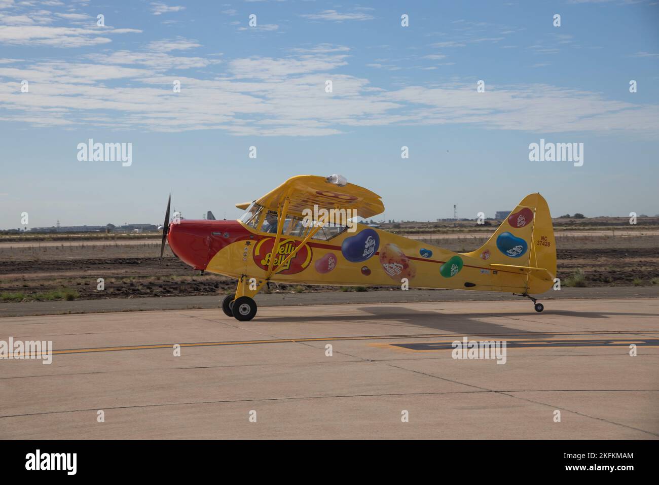 Kent Pietsch, der seinen Interstate Cadet pilotiert, führt Kunstflug während der 2022 Marine Corps Air Station Miramar Air Show im MCAS Miramar, San Diego, Kalifornien, am 24. September 2022 durch. Seit 1973 tritt Pietsch für Millionen von Menschen auf mehr als 400 Shows auf, die ihn zu hochwertigen Veranstaltungsorten in den Vereinigten Staaten geführt haben. Das Thema der MCAS Miramar Air Show 2022 „Marines Fight, Evolve and Win“ spiegelt die fortlaufenden Modernisierungsbemühungen des Marine Corps wider, um sich auf zukünftige Konflikte vorzubereiten. Stockfoto