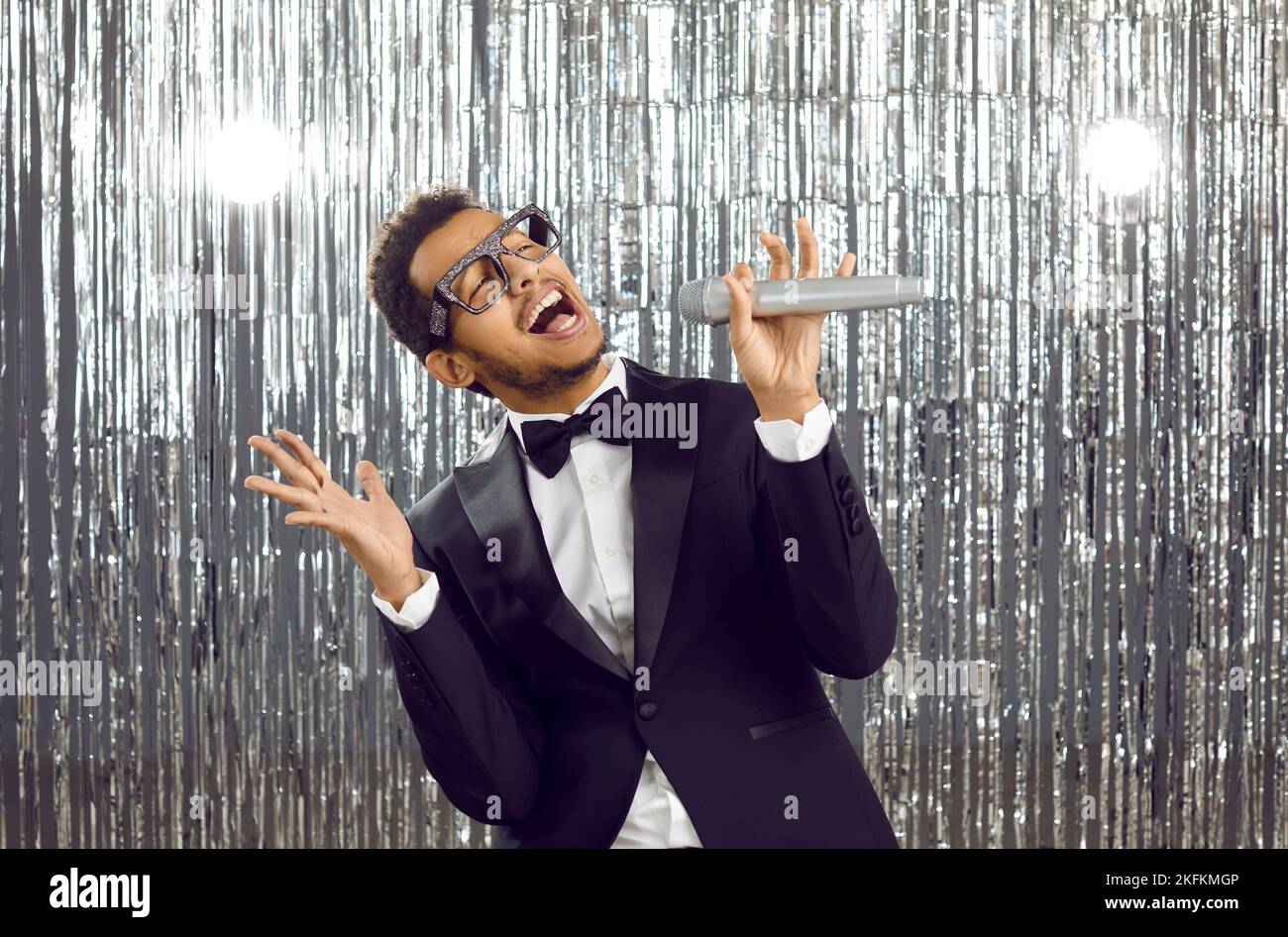Junger schwarzer Mann singt in Karaoke im Club Stockfoto