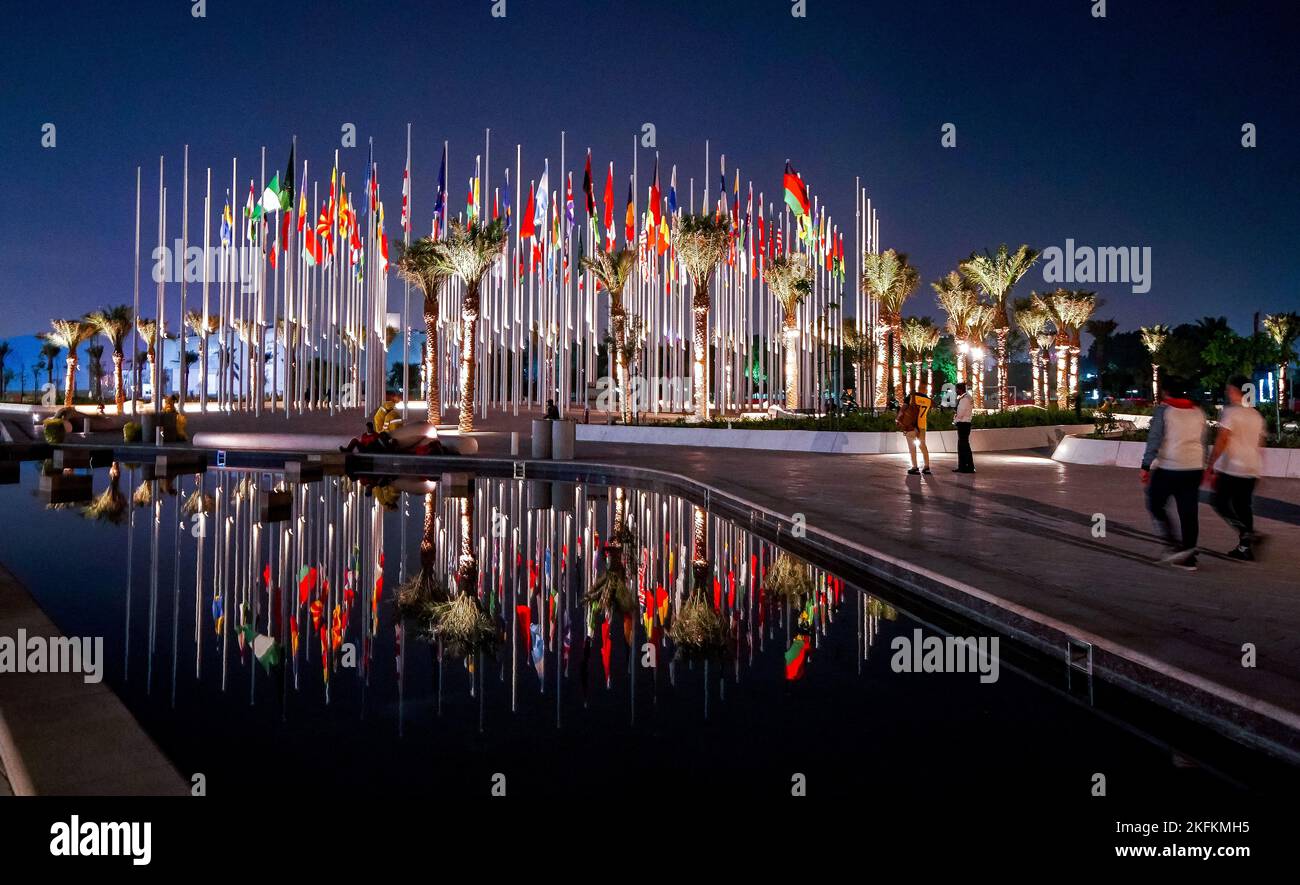 Die Flaggen aller konkurrierenden Nationen werden im Mia Park in Doha vor der FIFA-Weltmeisterschaft ausgestellt. Bilddatum: Samstag, 19. November 2022. Stockfoto