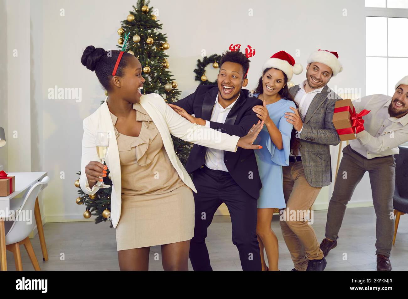 Tanzen, Rennen in Reihe, Spaß haben multirassischen glücklich fröhliche Freunde auf Weihnachtsfeier. Stockfoto