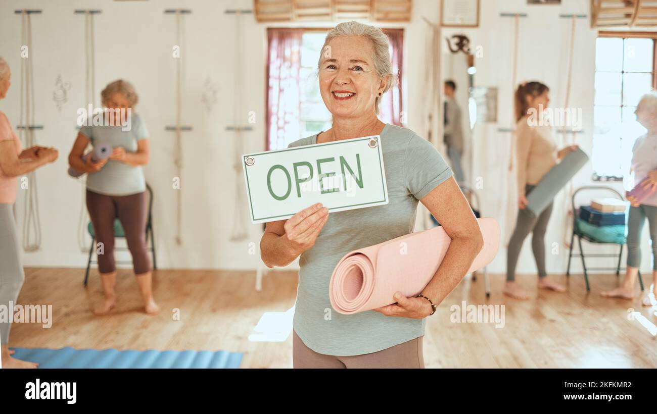 Yoga, Open Sign und ältere Frauen im Studio mit Fitness für reife Frauen, Bewegung und Pilates für Gesundheit und Wellness. Balance, Zen und Workout Stockfoto