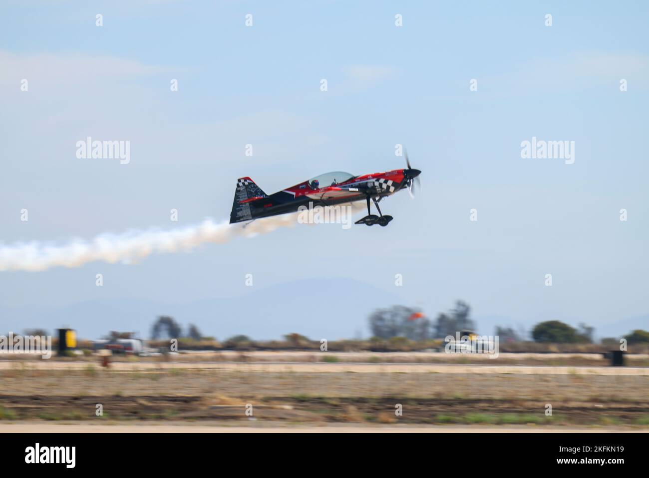 Rob Holland, der seine MXS-RH pilotiert, führt Kunstflug während der 2022 Marine Corps Air Station Miramar Air Show im MCAS Miramar, San Diego, Kalifornien, am 24. September 2022 durch. Holland tritt seit über 18 Jahren auf Flugshows auf. Das Thema der MCAS Miramar Air Show 2022 „Marines Fight, Evolve and Win“ spiegelt die fortlaufenden Modernisierungsbemühungen des Marine Corps wider, um sich auf zukünftige Konflikte vorzubereiten. Stockfoto