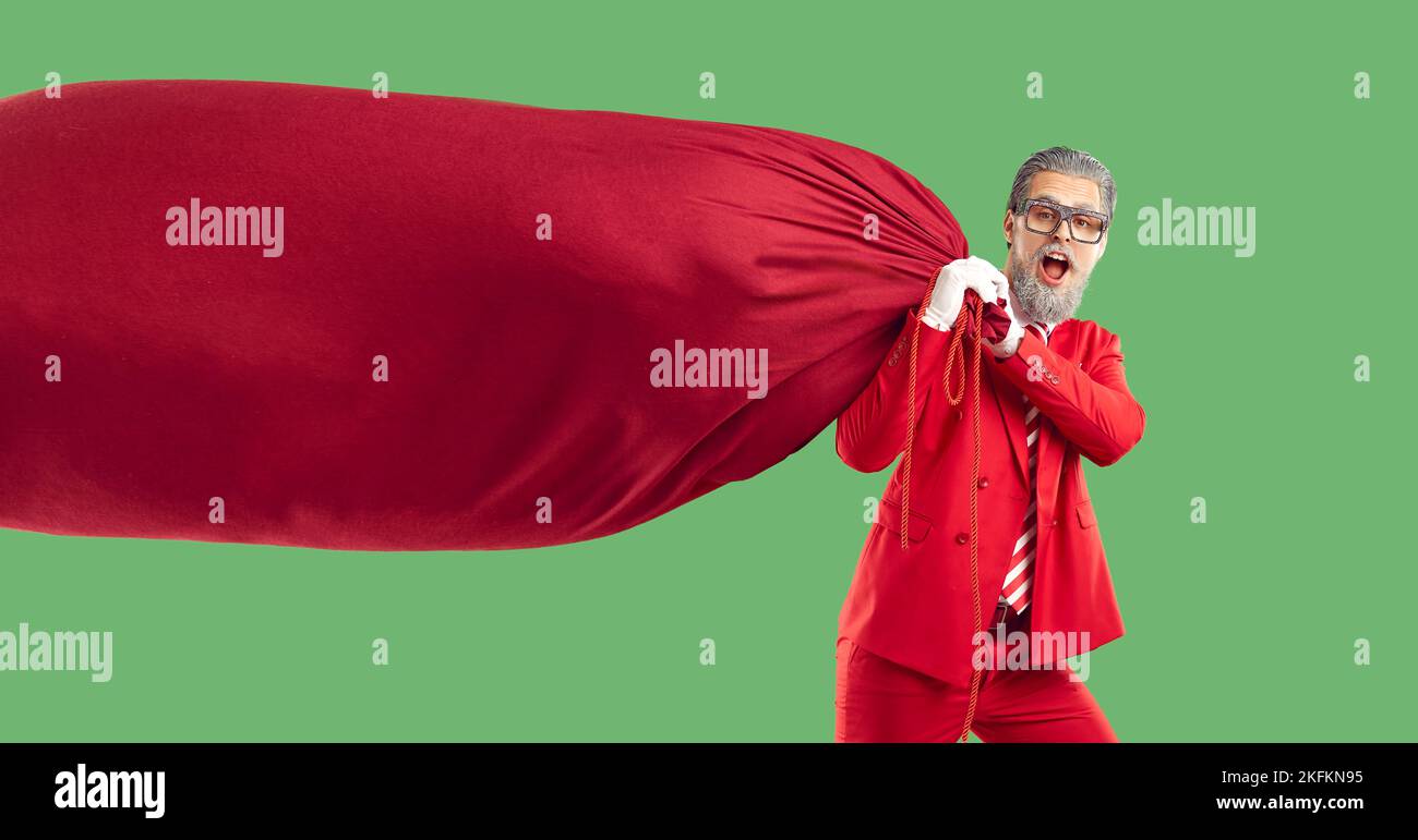 Extravaganter moderner Weihnachtsmann mit roter Tasche auf isoliertem Hintergrund. Stockfoto