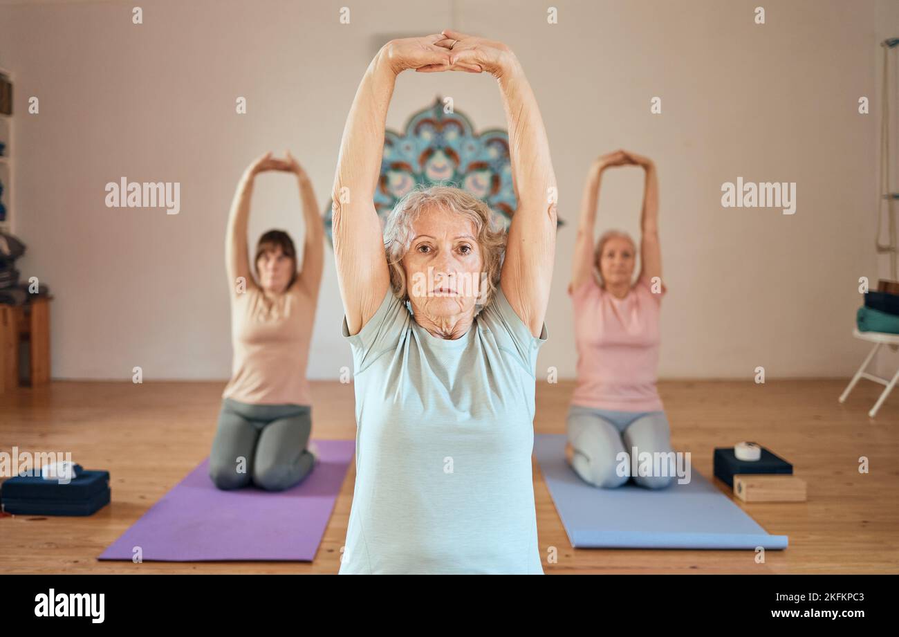 Yoga-, Stretching- und Seniorenkurs für Fitness, Gesundheitsmotivation und Körperwellness im Gesundheitsstudio. Zen-Meditation, Chakra-Energie und Stockfoto