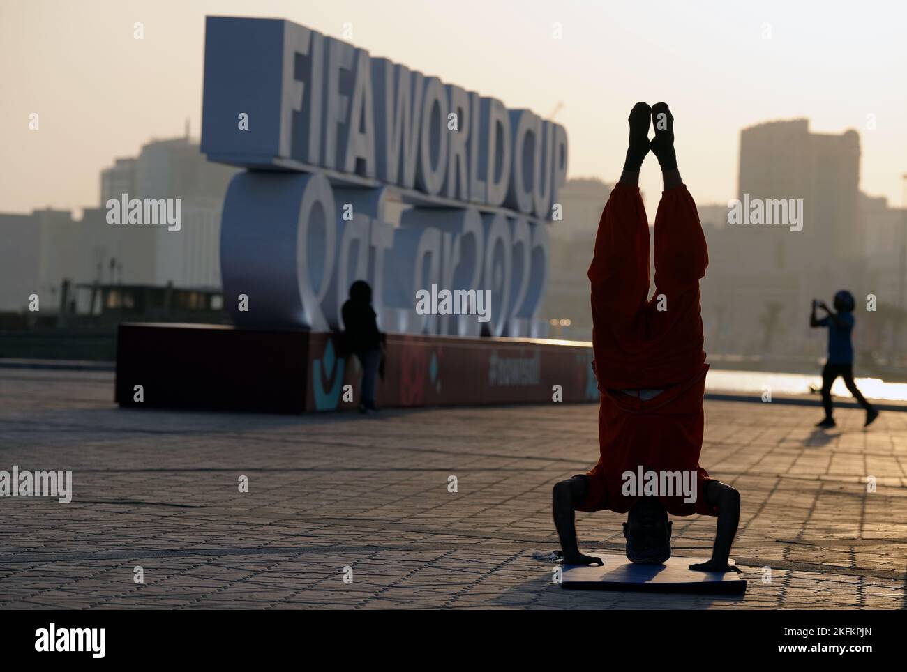 Jhapat Bahadur Linear führt Yoga bei Sonnenaufgang in Doha vor der FIFA Fußball-Weltmeisterschaft 2022 in Katar durch. Bilddatum: Samstag, 19. November 2022. Stockfoto