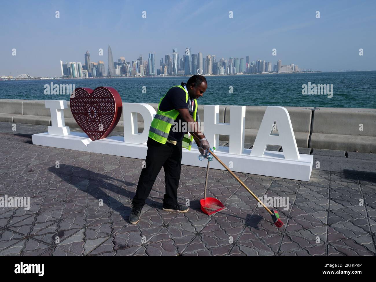 Ein Arbeiter fegt in der Nähe eines „I Love Doha“-Zeichens in Doha vor der FIFA-Weltmeisterschaft 2022 in Katar auf. Bilddatum: Samstag, 19. November 2022. Stockfoto