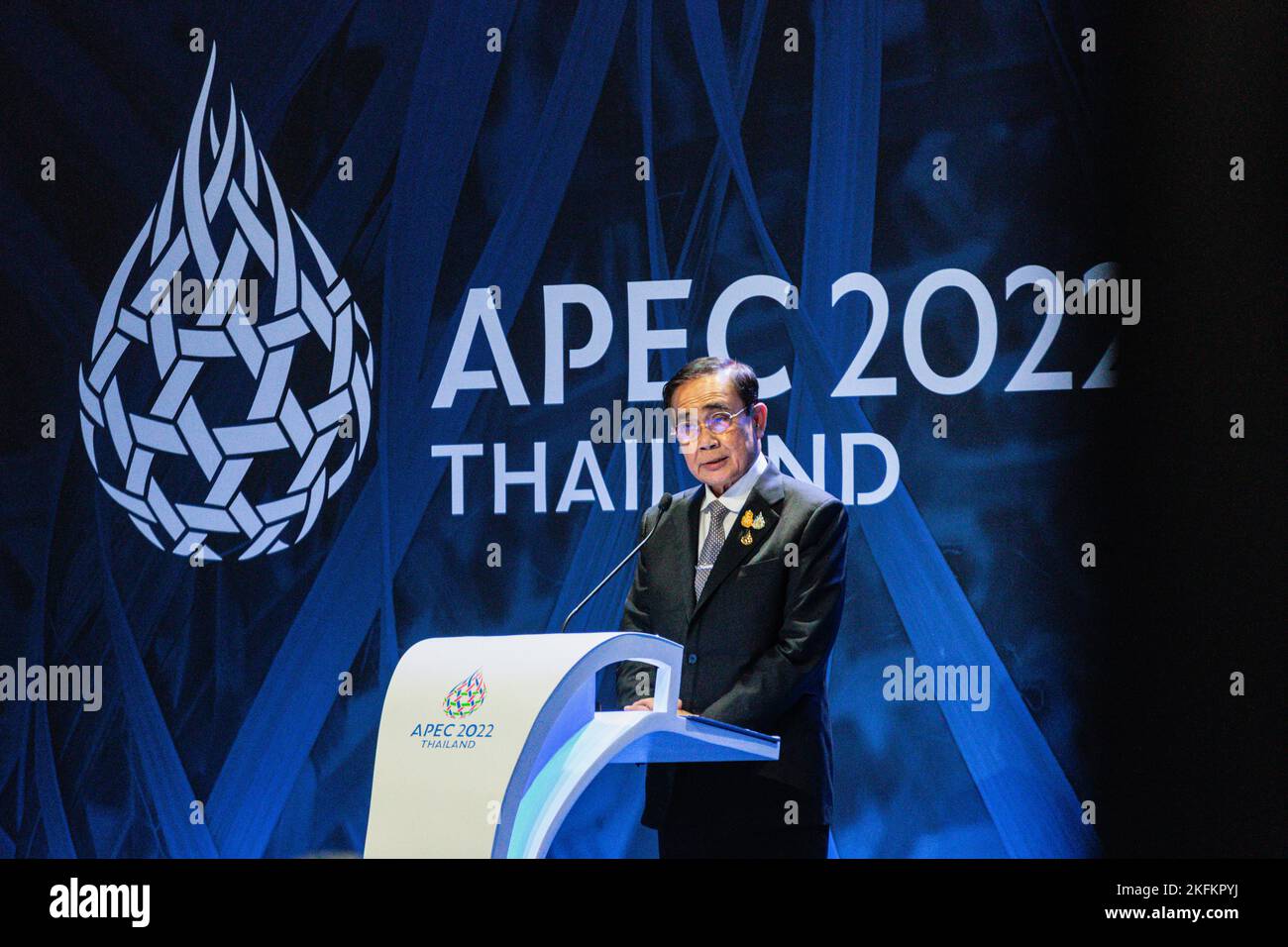 Prayut Chan-o-cha, Premierminister Thailands, spricht während der Pressekonferenz der APEC 2022 in Bangkok. Stockfoto