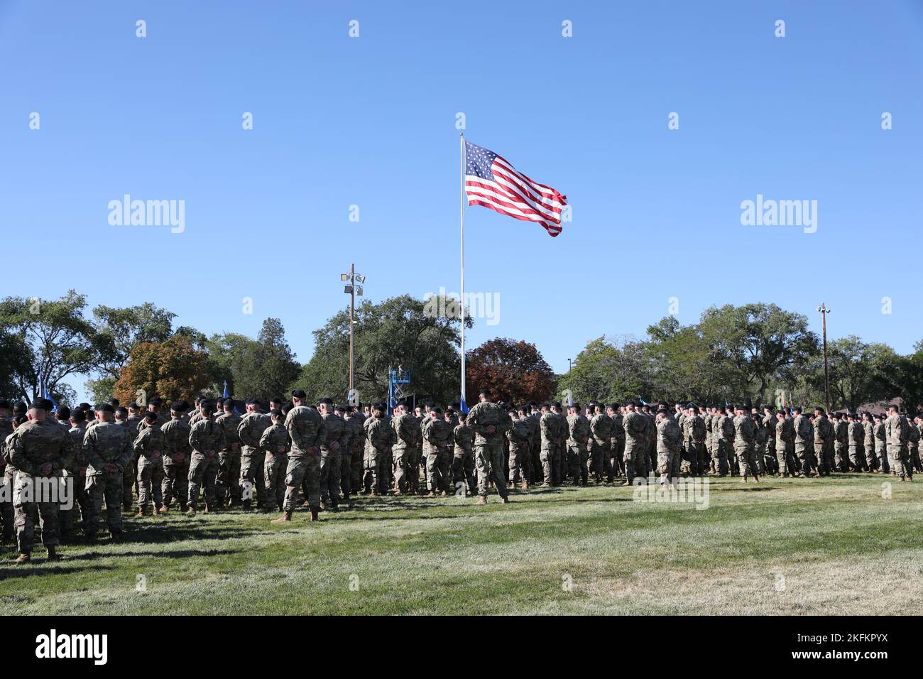 Soldaten der Utah National Guard stehen sowohl vor dem Gouverneur von Utah, Spencer Cox, als auch vor dem Adjutanten-General von Utah, Maj. General Michael Turley, und auf dem Tarbet Field während der jährlichen Governor's Day Zeremonie 67. in Camp Williams, Utah, am 24. September 2022. Die altehrwürdige Tradition wird fortgesetzt, nachdem sie wegen der COVID-19-Pandemie für zwei Jahre abgesagt wurde. Das Ereignis beinhaltete eine Live-Pass-Zeremonie zur Überprüfung, die es dem Oberbefehlshaber und dem Adjutanten-General der Utah National Guard ermöglicht, ihre Truppen gemeinsam zu inspizieren. Stockfoto