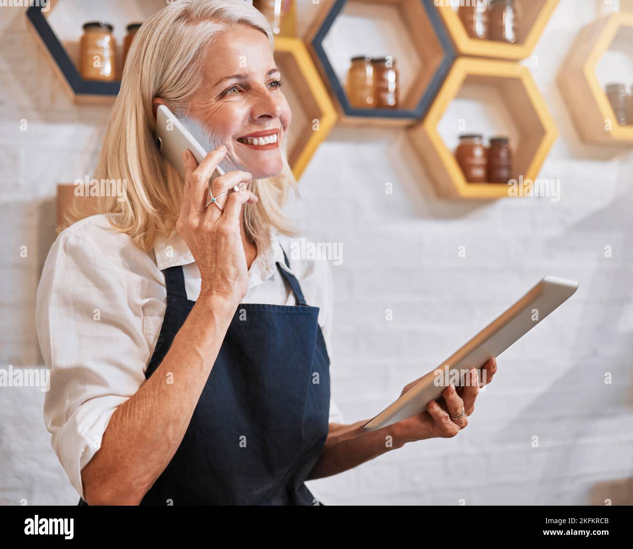 Telefonanruf, Tablet und Honig mit einer Frau im Einzelhandel, die eine Online-Bestellung über mobile Kommunikation aufzeichnet. Business-, E-Commerce- und Nektarverkäufe mit einem Stockfoto