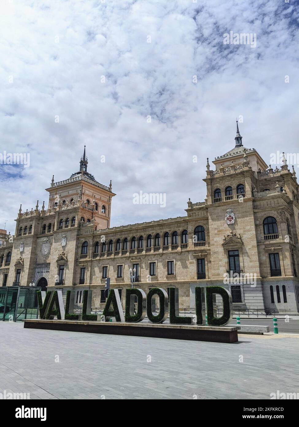 Ein vertikaler Tiefwinkel der Kavallerie-Akademie mit Valladolid-Schild im Zentrum von Valladolid, Spanien Stockfoto