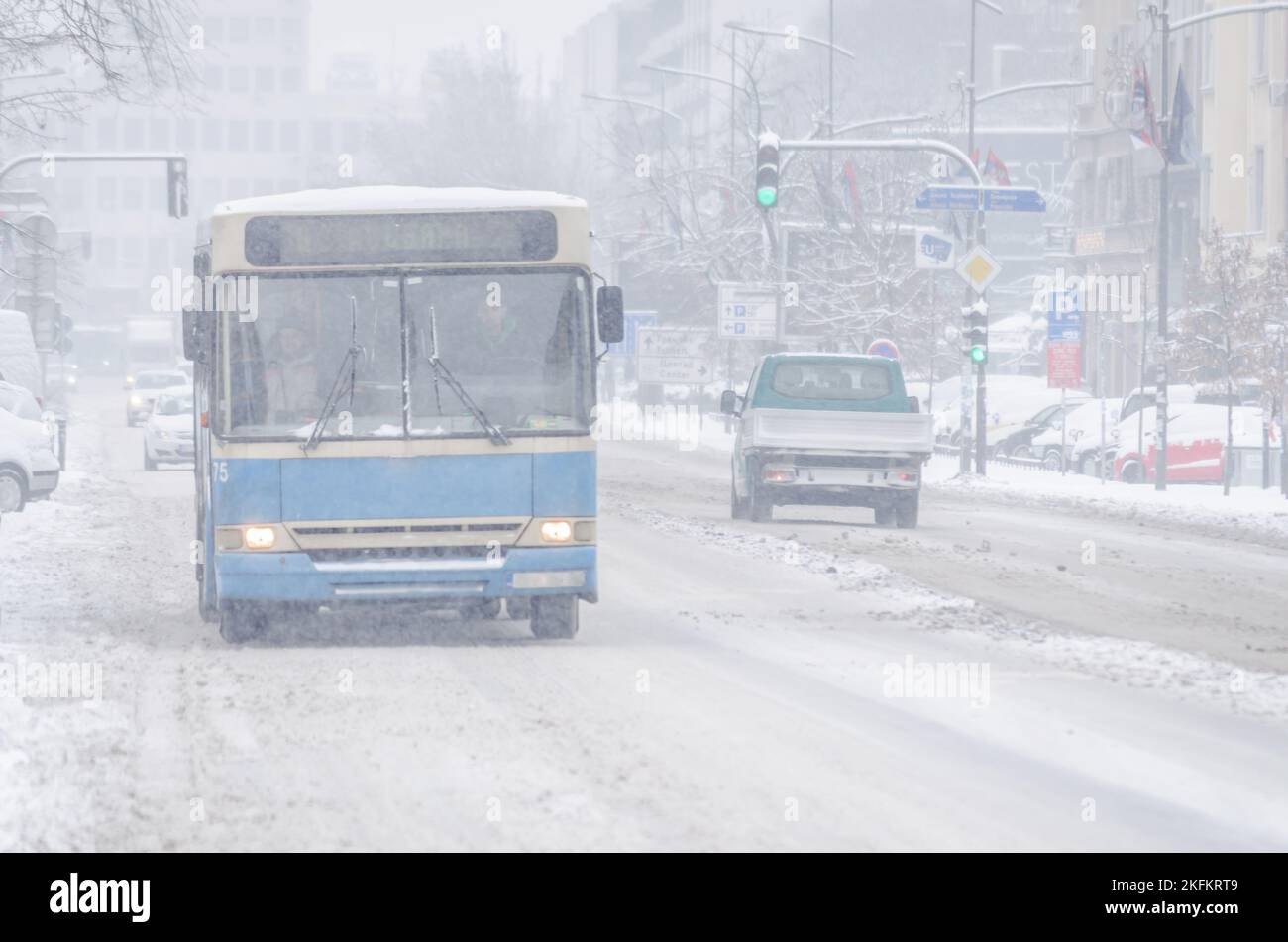 Novi Sad, Serbien - 11. Januar 2017: Zentrum von Novi Sad im Schnee, vor den Neujahrsferien 2017. Die Straßen der Stadt Novi Sad sind covere Stockfoto