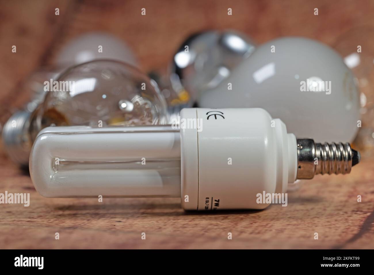 Energiesparlampe in Nahaufnahme vor Glühlampen Stockfoto