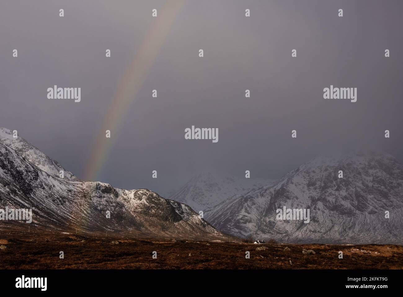 Atemberaubendes Landschaftsbild des lebendigen Regenbogens vor den Bergen in den schottischen Highlands Rannoch Moor Stob Dearg Stockfoto