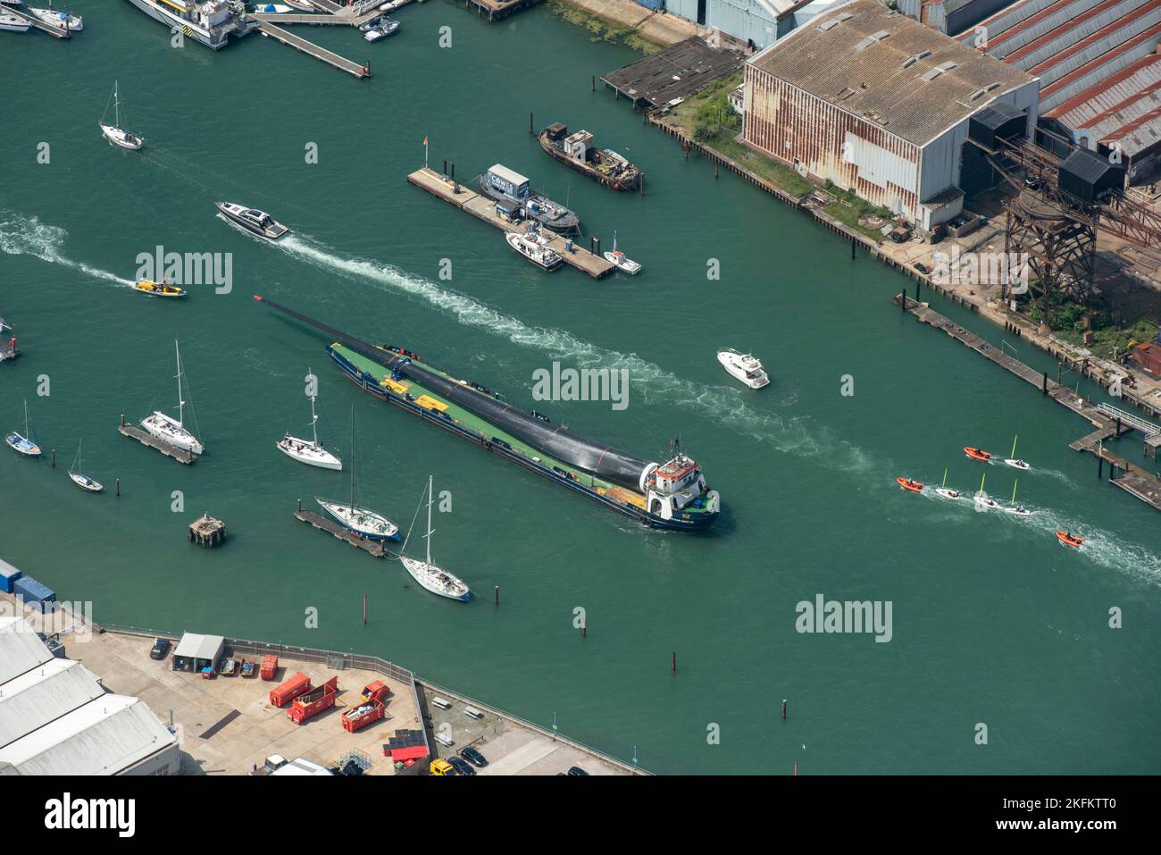Eine Windturbinenscheibe an Bord von Blade Runner Two, einem seichten Wasserkahn, auf dem Fluss Medina, Cowes, Isle of Wight, 2021. Stockfoto