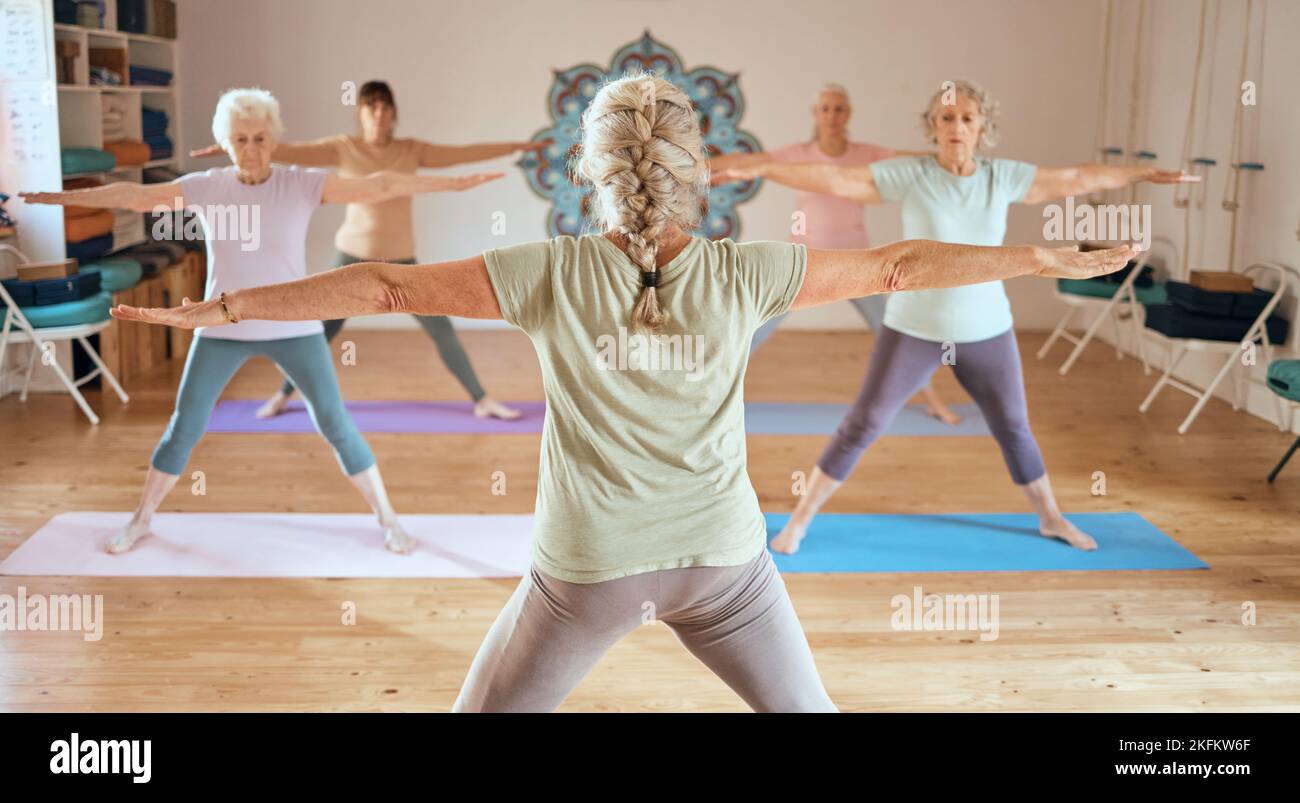 Yoga, Bewegung und eine Gruppe von älteren Frauen im Gym-Training für Gesundheit, Wellness und Fitness. Meditation, Pilates und reife Frauen mit persönlichen Stockfoto