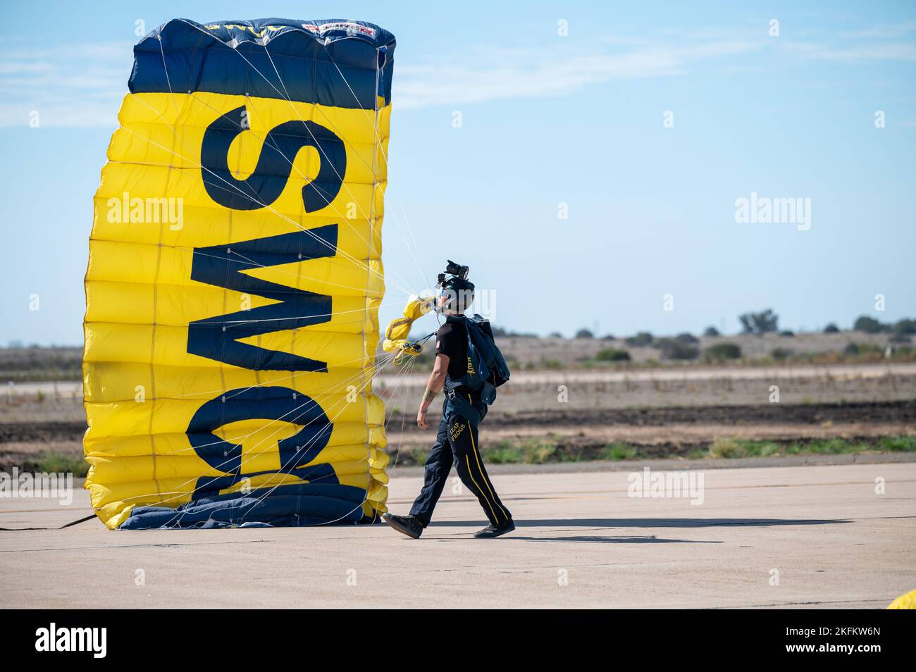 Das US Navy Fallschirmteam, auch bekannt als die Leap Frogs, führt eine Luftdemonstration einer US Army C-147A auf der Miramar Air Show 2022 der Marine Corps Air Station im MCAS Miramar, San Diego, Kalifornien, am 24. September 2022 durch. Das Fallschirmabwehr-Team der Leap Frogs Navy setzt sich aus aktiven Navy-Robben, Special Warfare Combatant-Craft-Besatzungen und Hilfskräften zusammen. Das Thema der MCAS Miramar Air Show 2022 „Marines Fight, Evolve and Win“ spiegelt die fortlaufenden Modernisierungsbemühungen des Marine Corps wider, um sich auf zukünftige Konflikte vorzubereiten. Stockfoto