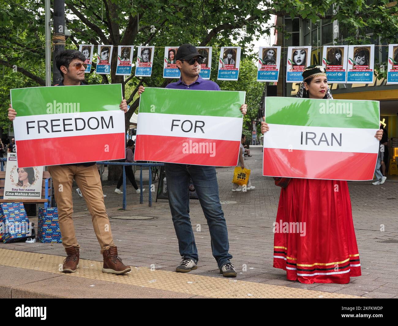 Rund 200 Mitglieder der iranischen Gemeinschaft und Unterstützer versammelten sich in Canberra, um ihre Solidarität mit der anhaltenden iranischen Revolution auf Australien, Canberra, am 18. November 2023 zu zeigen. Jahrestag des "stillen Massakers" im November 2019. Wir wissen jetzt, dass das Regime bei diesem Massaker rund 1500 Demonstranten ermordet hat, und die Zahl der Todesopfer im aktuellen Aufstand beträgt bisher 402, darunter 58 Kinder. Stockfoto