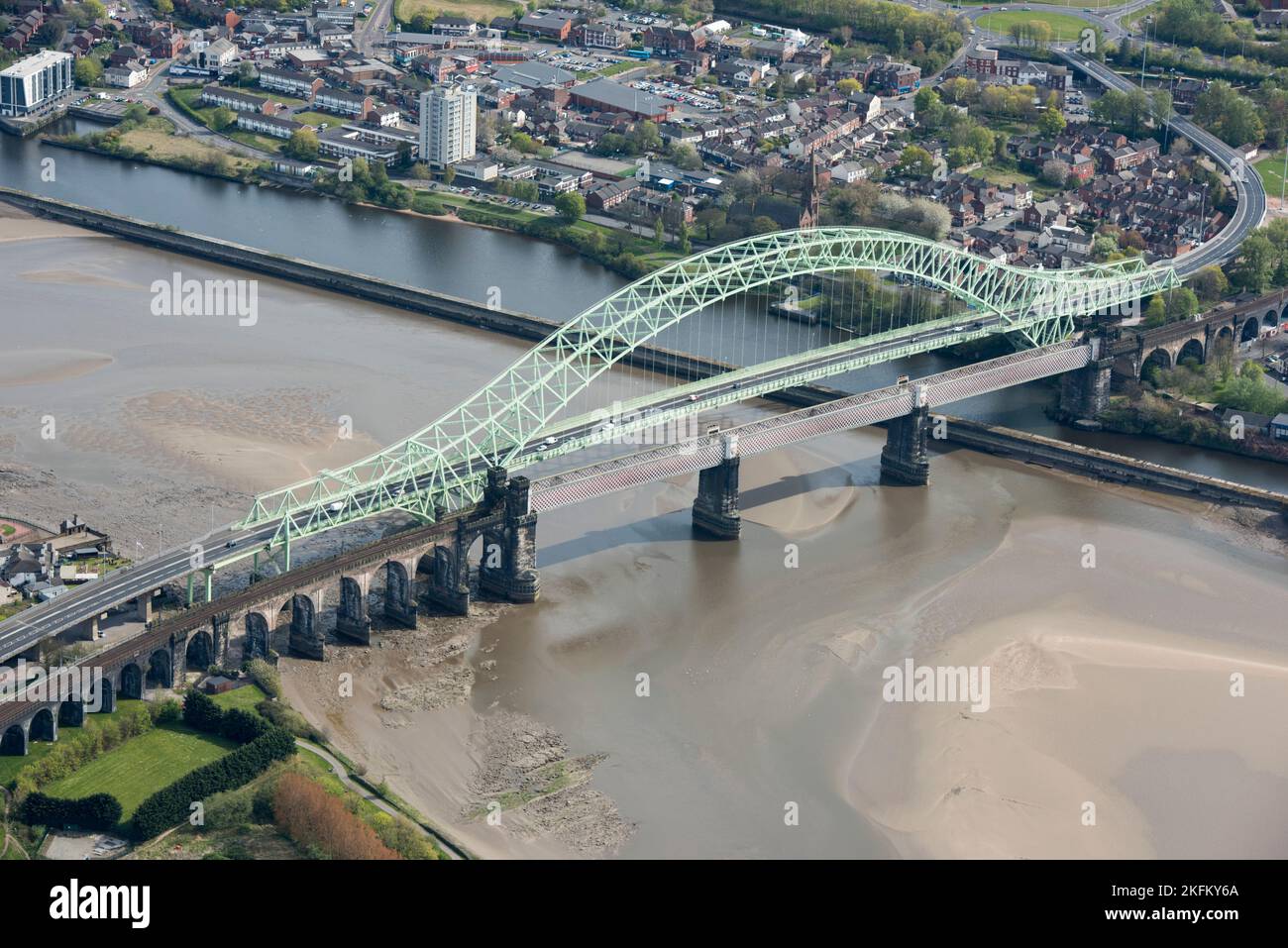 Straßen- und Eisenbahnbrücken über den Fluss Mersey und den Manchester Ship Canal bei Runcorn Gap, Halton, 2021. Stockfoto