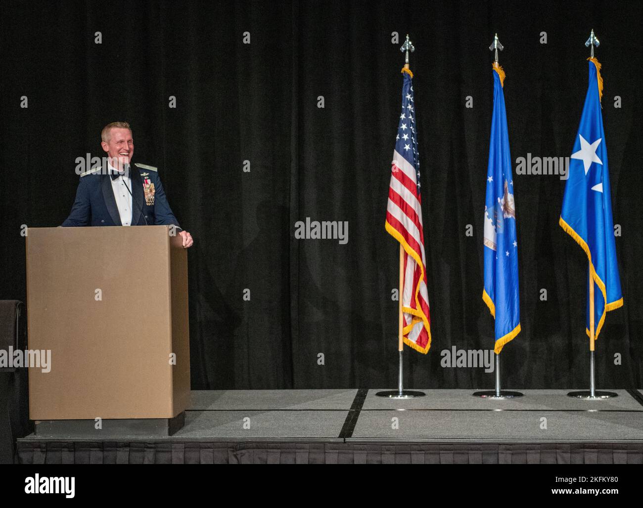 US Air Force Brig. General Jason Rueschhoff, Kommandant des Fighter Wing von 56., hält seine Schlussbemerkungen während des Air Force Ball von 75. im Wigwam Resort in der Nähe des Luke Air Force Base, Arizona, am 24. September 2022. Die US Air Force feierte am 18. September 2022 ihr 75.-jähriges Bestehen und gedachte dabei der konkurrenzlosen Luftkraft, die der Dienst zur Verfügung stellte. Stockfoto