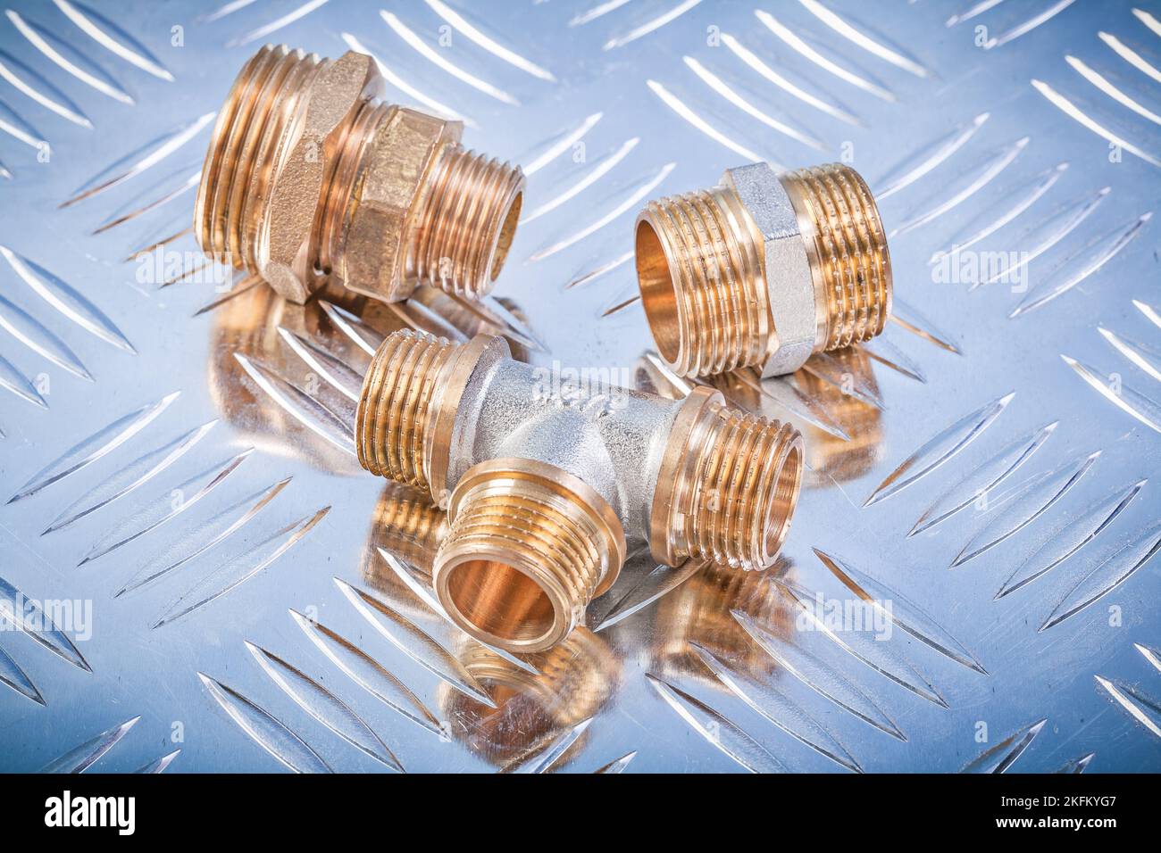 Messing Schlauchnippel gleichen T auf geriffelte Metallblech  Sanitär-Konzept Stockfotografie - Alamy