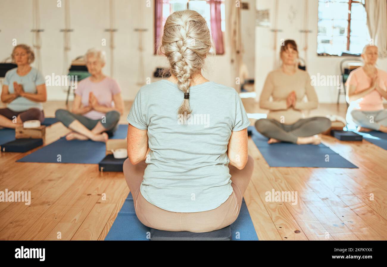 Yoga, Personal Trainer und ältere Frauen Gruppe für Meditation, Wellness und spirituellen Lebensstil mit Unterstützung, Gemeinschaft und Ruhestand. Fitness Stockfoto