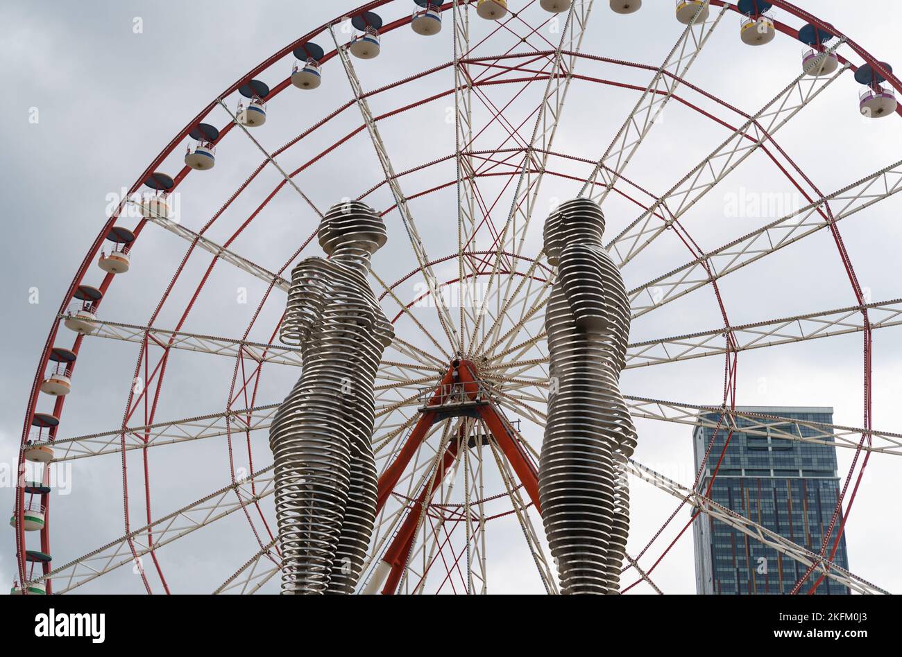 BATUMI, GEORGIA, ADJARIA - 06. September 2022: Automatisierte Skulptur von Ali und Nino vor dem Hintergrund des Riesenrads. Stockfoto