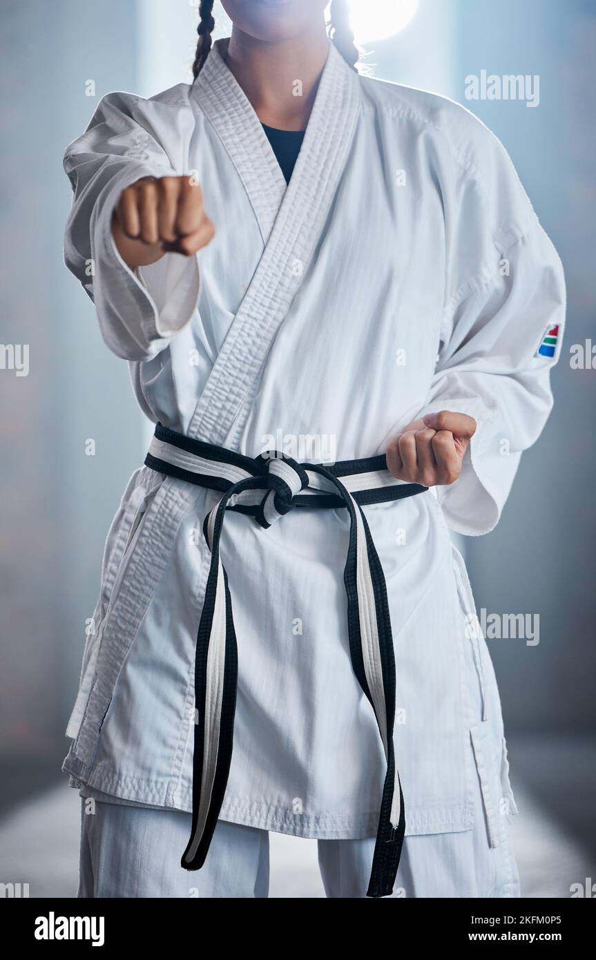 Karate Punch, Kampfkunst und Körper der Frau, Kampfkämpfer oder Kämpfer in der Trainingspraxis, Fitness-Training oder Kampf Herausforderung. Aktion, Faustkraft Stockfoto