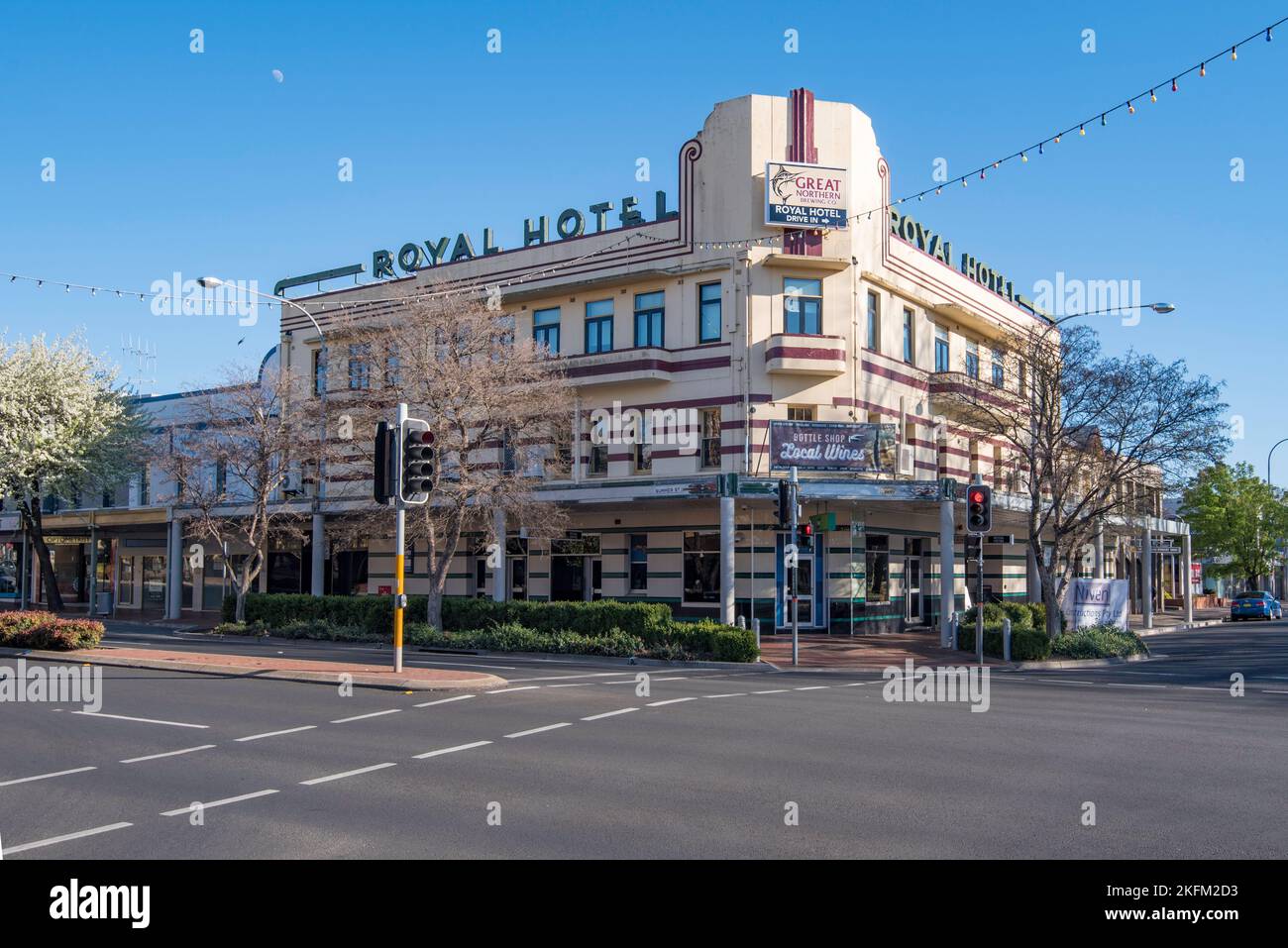 Das Royal Hotel ist die älteste Hotelanlage in Orange, NSW, Australien. Es wurde 1857 eröffnet und 1930er in stromlinienförmigem Art-Deco-Stil umgestaltet Stockfoto