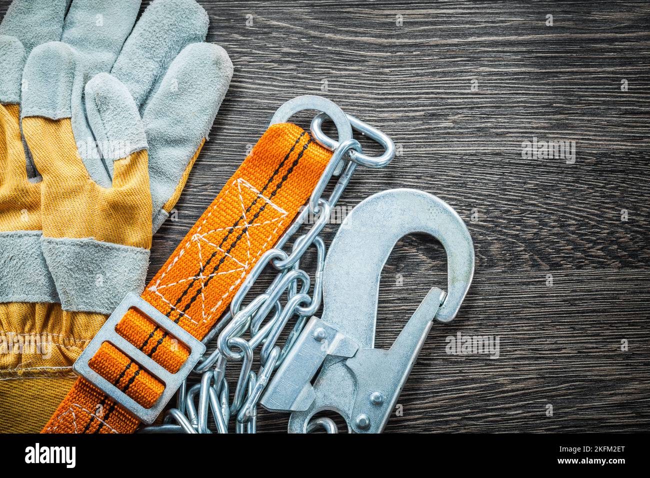 Bauhandschuh Sicherheitsgurt auf Holzbrett. Stockfoto