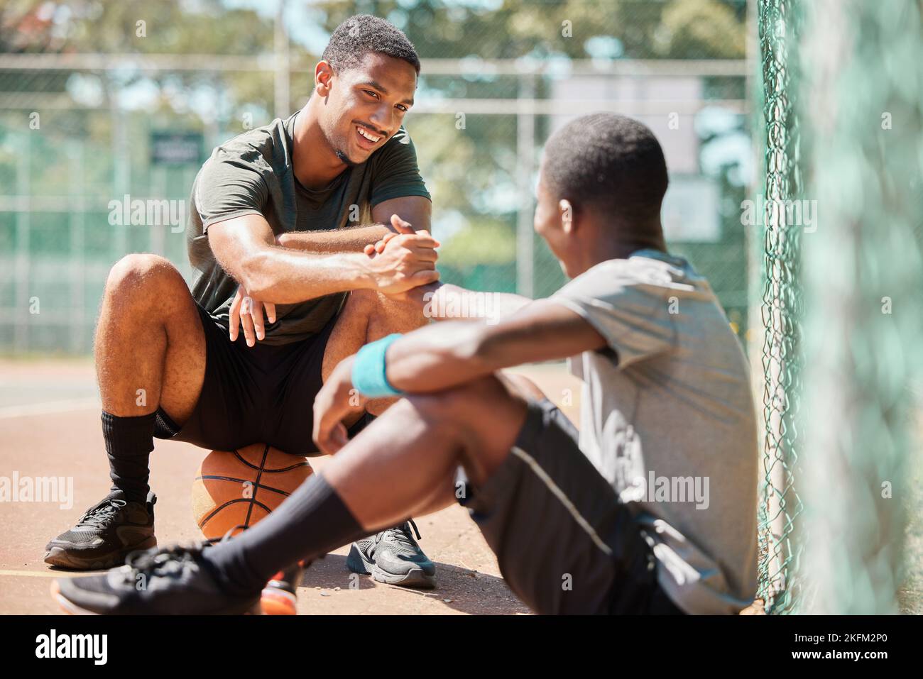 Teamarbeit, Sport und Freunde mit einem schwarzen Mann auf dem