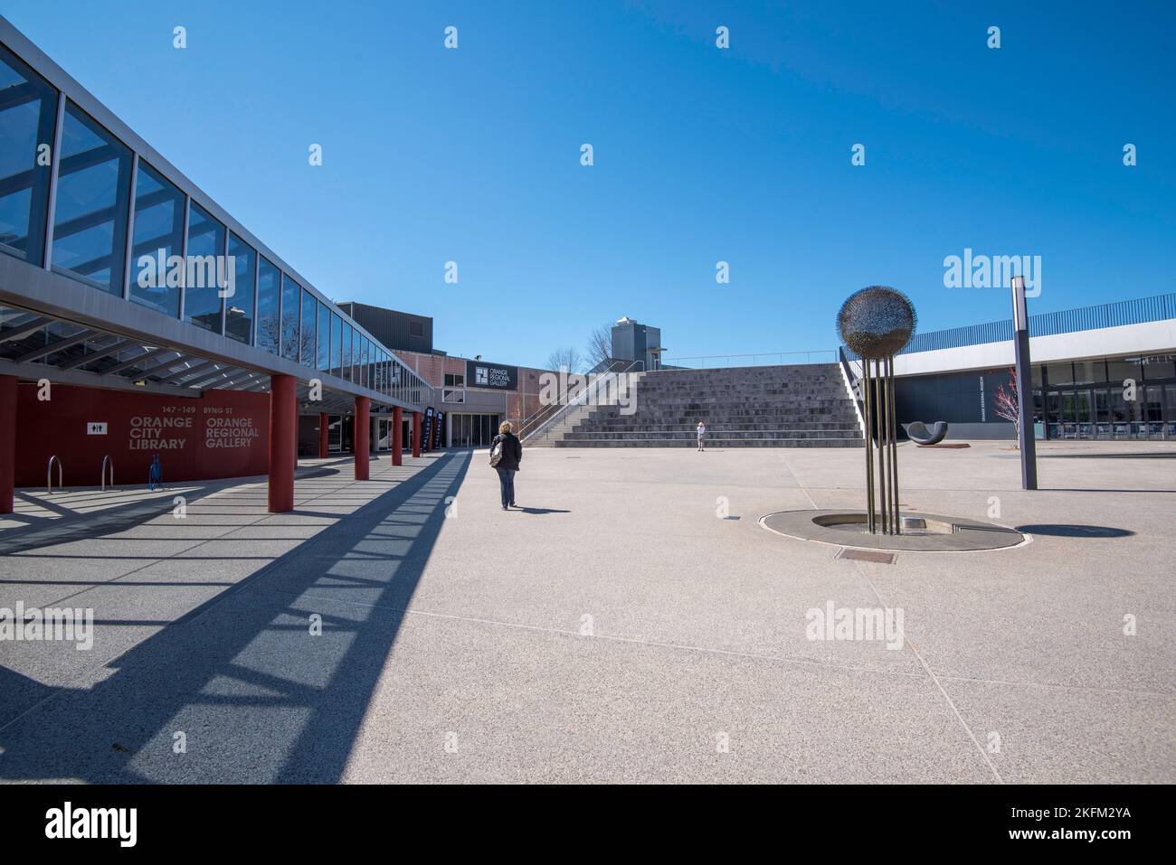 Das Orange Regional Museum by Crone Architects verbindet sich über einen neuen Bürgerplatz in NSW, Australien, mit der bestehenden City Council Library und Regional Gallery Stockfoto