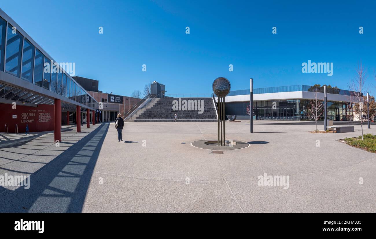 Das Orange Regional Museum by Crone Architects verbindet sich über einen neuen Bürgerplatz in NSW, Australien, mit der bestehenden City Council Library und Regional Gallery Stockfoto