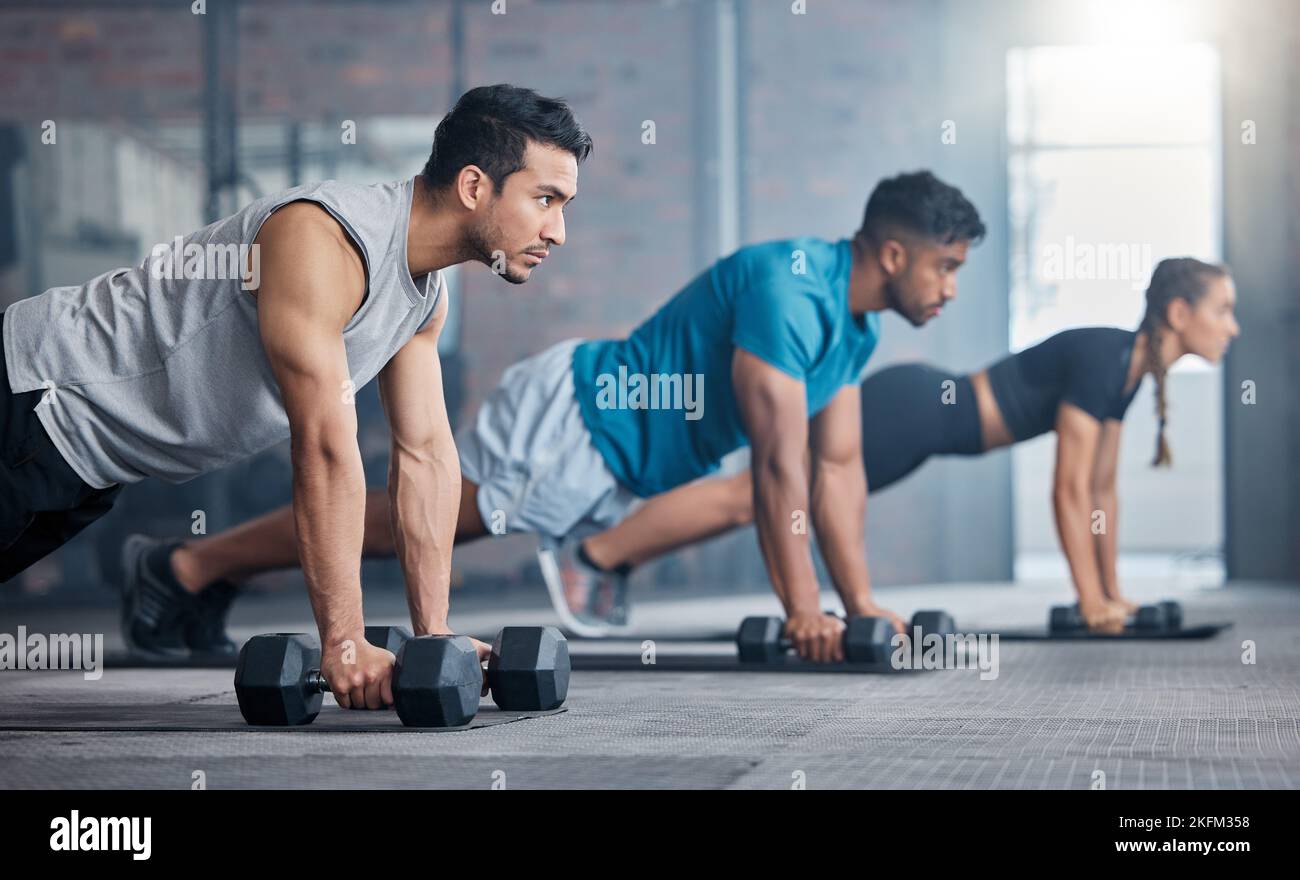 Fitness, Kurzhantel und Menschen konzentrieren sich auf Fitness-Diät, Körper Gesundheit Ziele oder Leistung Wellness Engagement. Trainingsmotivation, Klassenübung Stockfoto