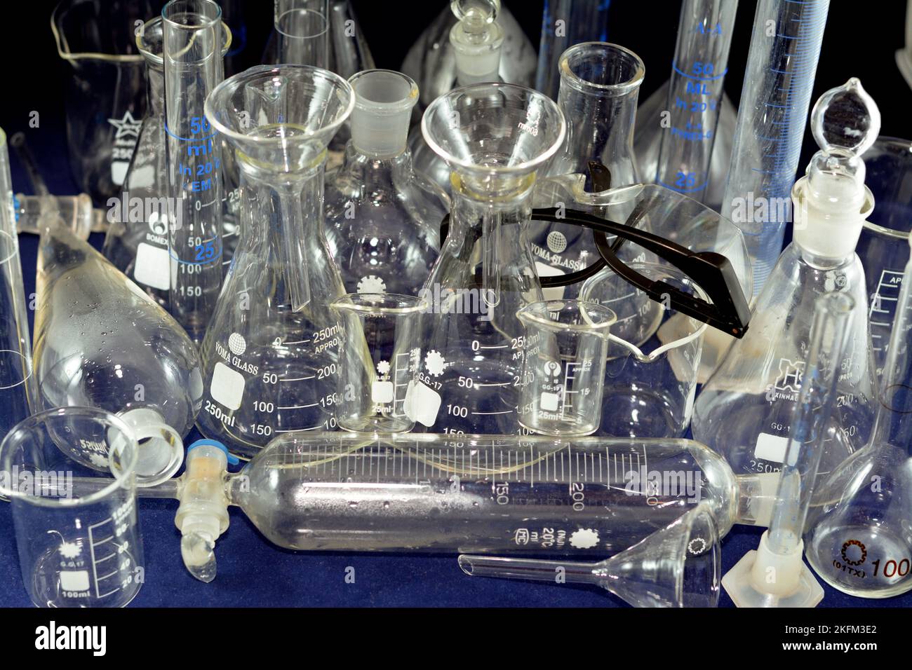 Kairo, Ägypten, Oktober 18 2022: Ein Laborsatz mit verschiedenen Geräten und Glaswaren, Sicherheitsbrille, chemischen konischen, siedenden und volumetrischen Kolben, Stockfoto