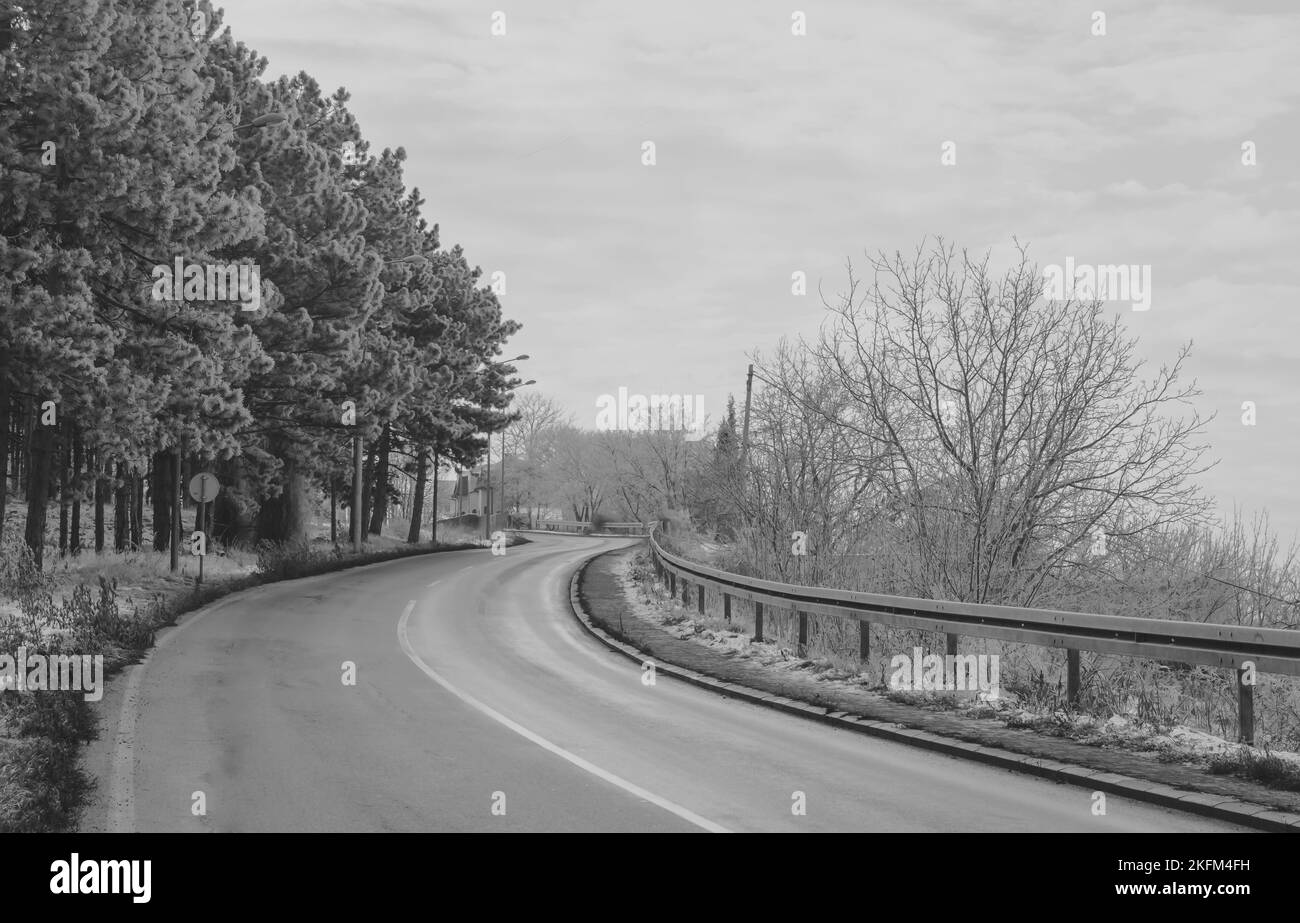 Petrovaradin Festung mit Schnee bedeckt. Blick auf die schneebedeckte Straße, die zur Festung Petrovaradin führt. Stockfoto