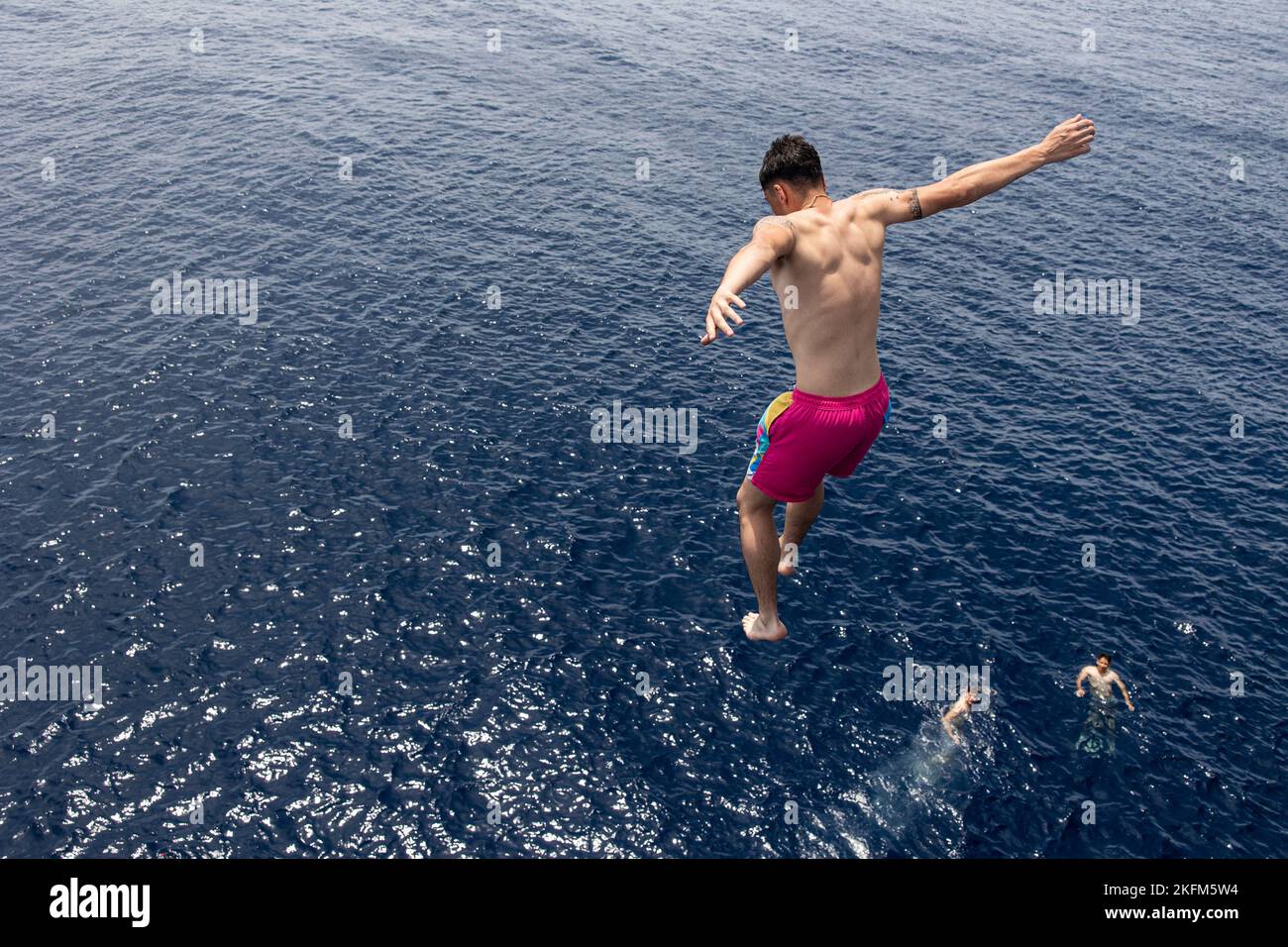 Ein US Navy Sailor, der der USS New Orleans zugewiesen wurde (LPD 18), springt während eines Schwimmanrufs an Bord von New Orleans im Südchinesischen Meer vom Laufsteg, 25. September 2022. Die 31. MEU ist an Bord von Schiffen der Amphibious Ready Group von Tripolis im Einsatzgebiet der 7. Flotten tätig, um die Interoperabilität mit Verbündeten und Partnern zu verbessern und als einsatzbereite Einsatztruppe zur Verteidigung von Frieden und Stabilität in der Indo-Pazifik-Region zu dienen. Stockfoto