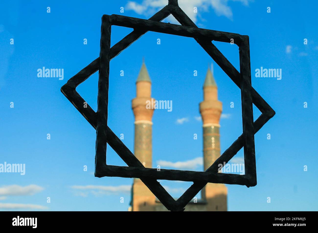 Seljuk-Stern. Im Hintergrund Double Minaret Madrasa (Sivas). Selektiver Fokus. Stockfoto