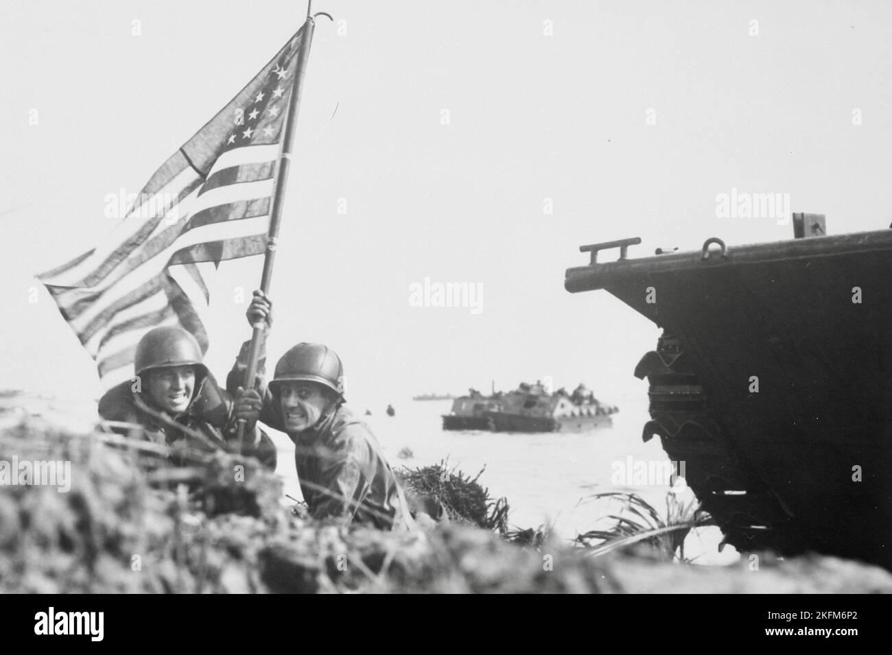 Erste Flagge auf Guam. Zwei US-Offiziere platzieren die amerikanische Flagge auf Guam nach den USA Marines und Armee-Angriffstruppen landeten auf der Central Pacific Island. Stockfoto