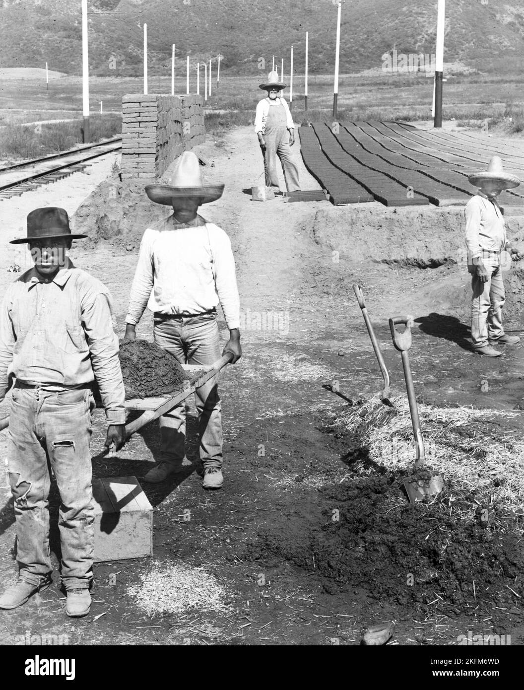 Mexikanisch-amerikanische Arbeiter, die auf der Casa Verdugo, ca. 1900-1920, beim Bau von lehmziegeln für die Kamera pausieren Stockfoto