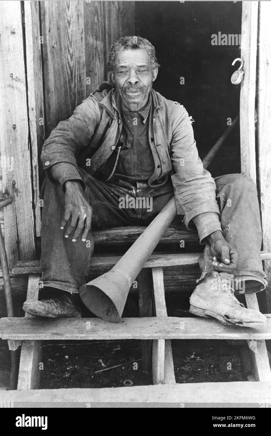 Russell Lee - amerikanischer Fotograf - Afroamerikaner, ehemaliger Sklave, mit Horn, mit dem Sklaven genannt wurden - nahe Marshall, Texas, USA - 1939 Stockfoto
