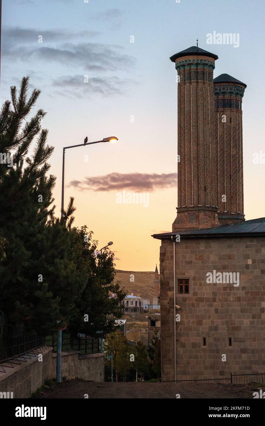 Die doppelte Minarettmadrasah). Erzurum ist in der Türkei. Historischer Blick von der Straße bei Sonnenuntergang. Es ist eines der Symbole von Erzurum. Selektiver Fokus Stockfoto