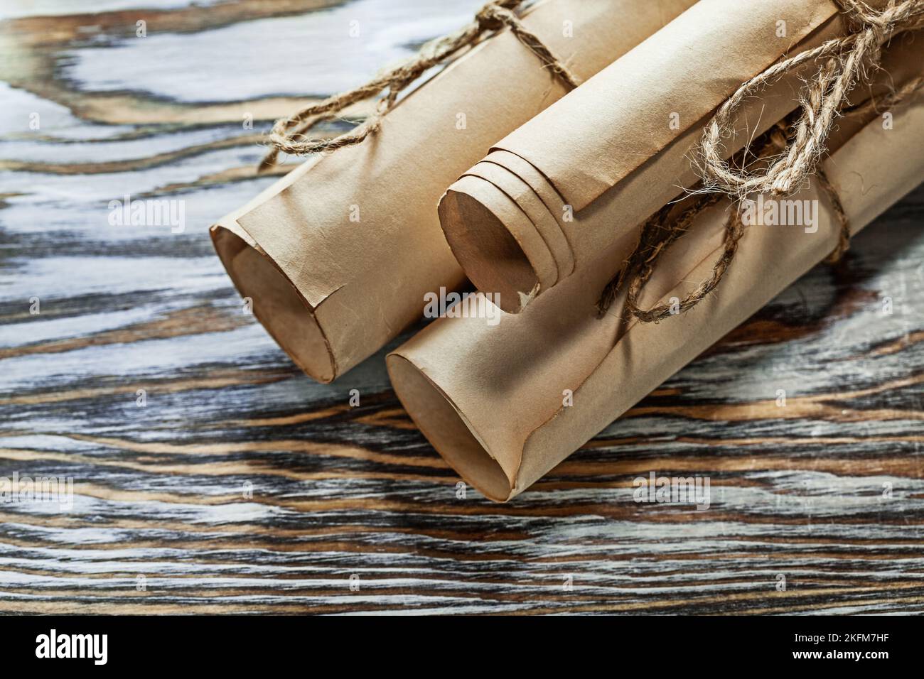 Mittelalterliche, schnurgebundene Papierrollen auf Holzbrett. Stockfoto