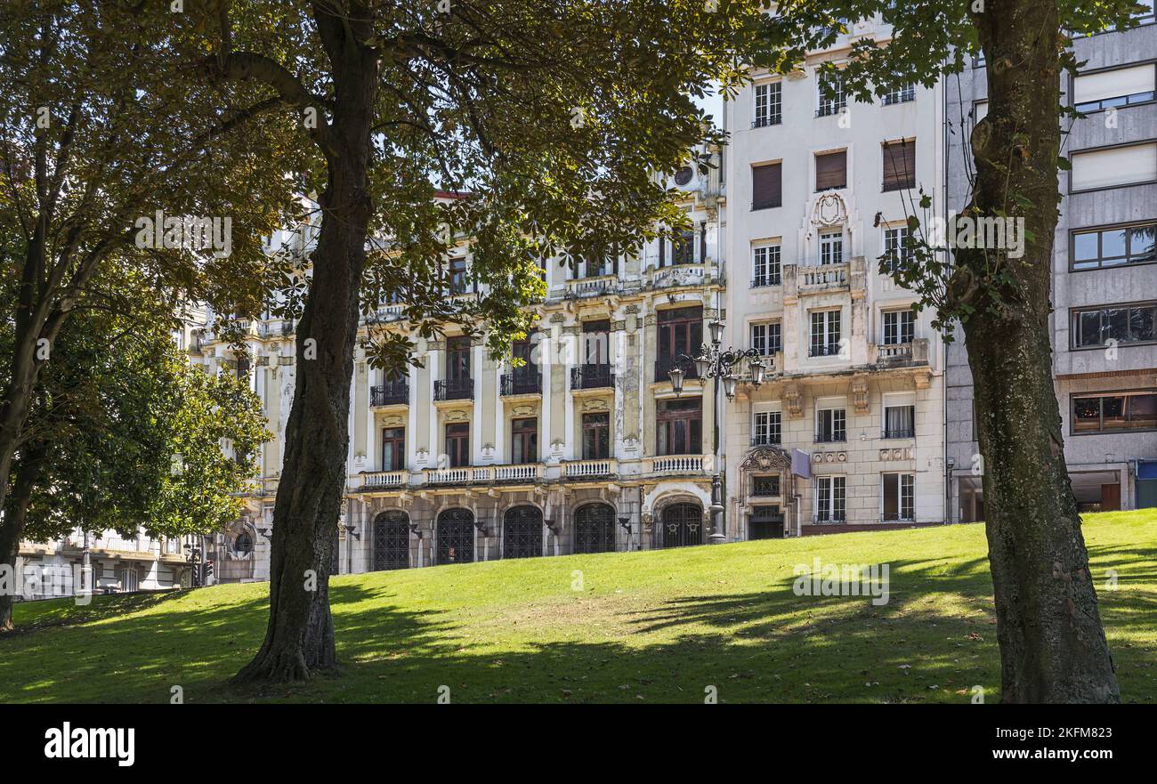 Schöne Gebäude vom San Francisco Park in Oviedo, Spanien aus gesehen Stockfoto