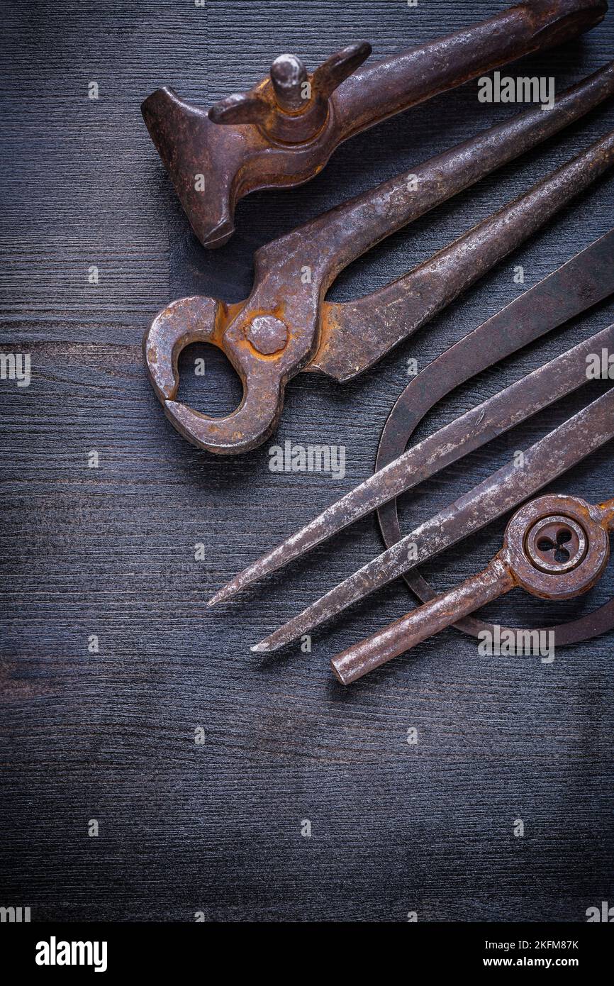 Alte verrostete Werkzeuge auf Vintage-Board. Stockfoto