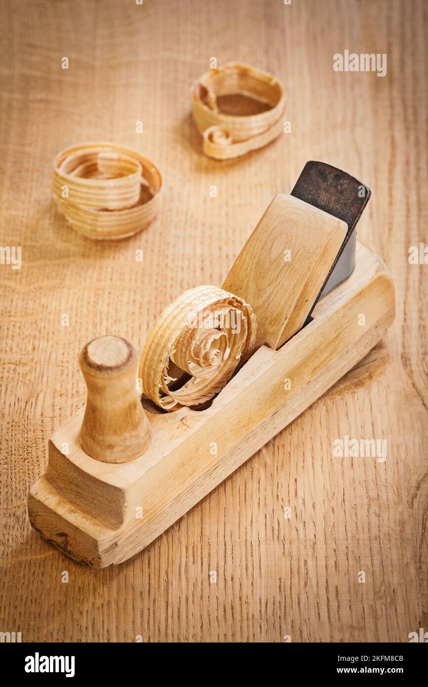 Altes Holzbearbeitungsflugzeug mit Holzspalten Stockfoto