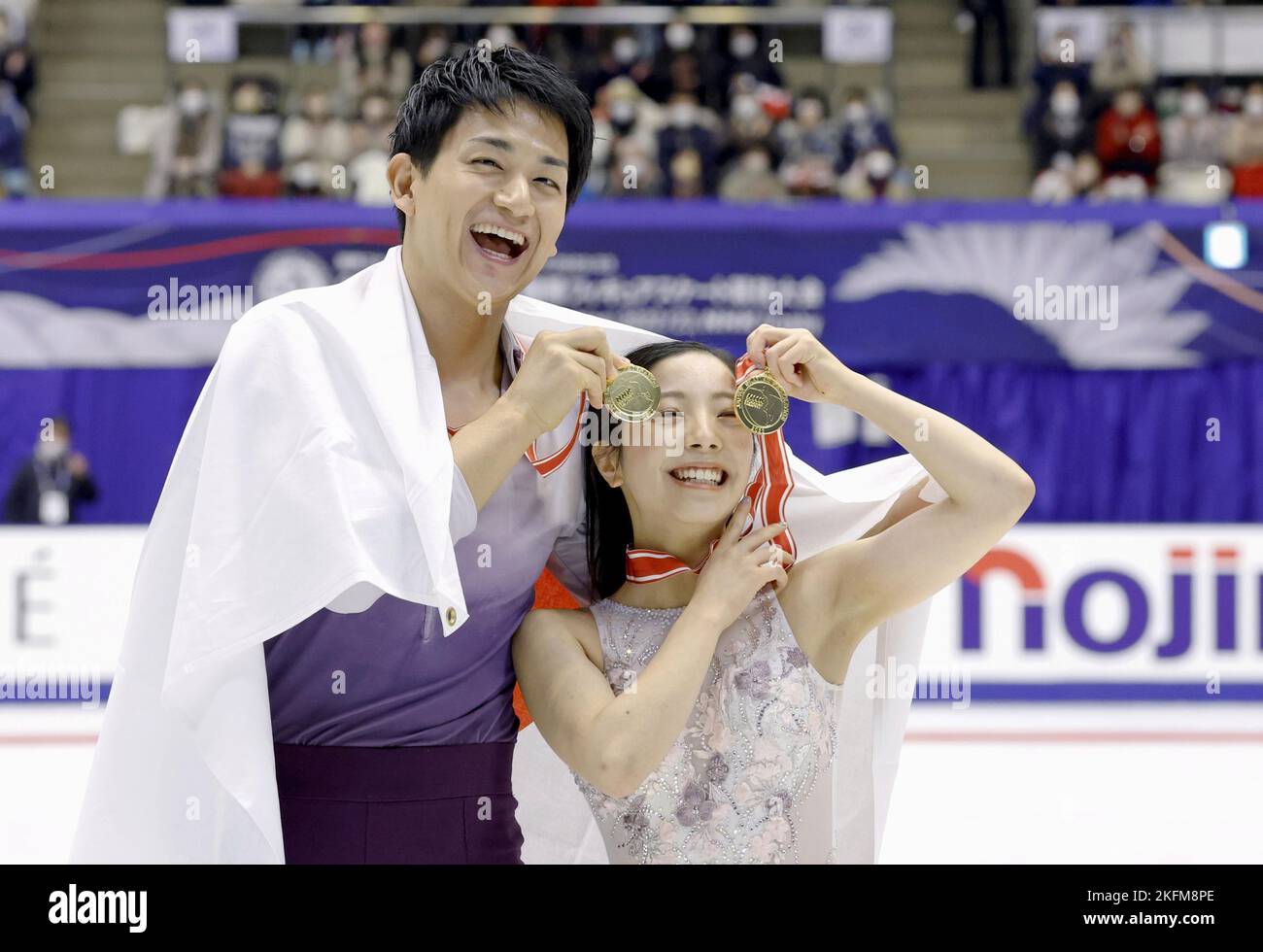 Die beiden japanischen Skater Riku Miura (R) und Ryuichi Kihara feiern