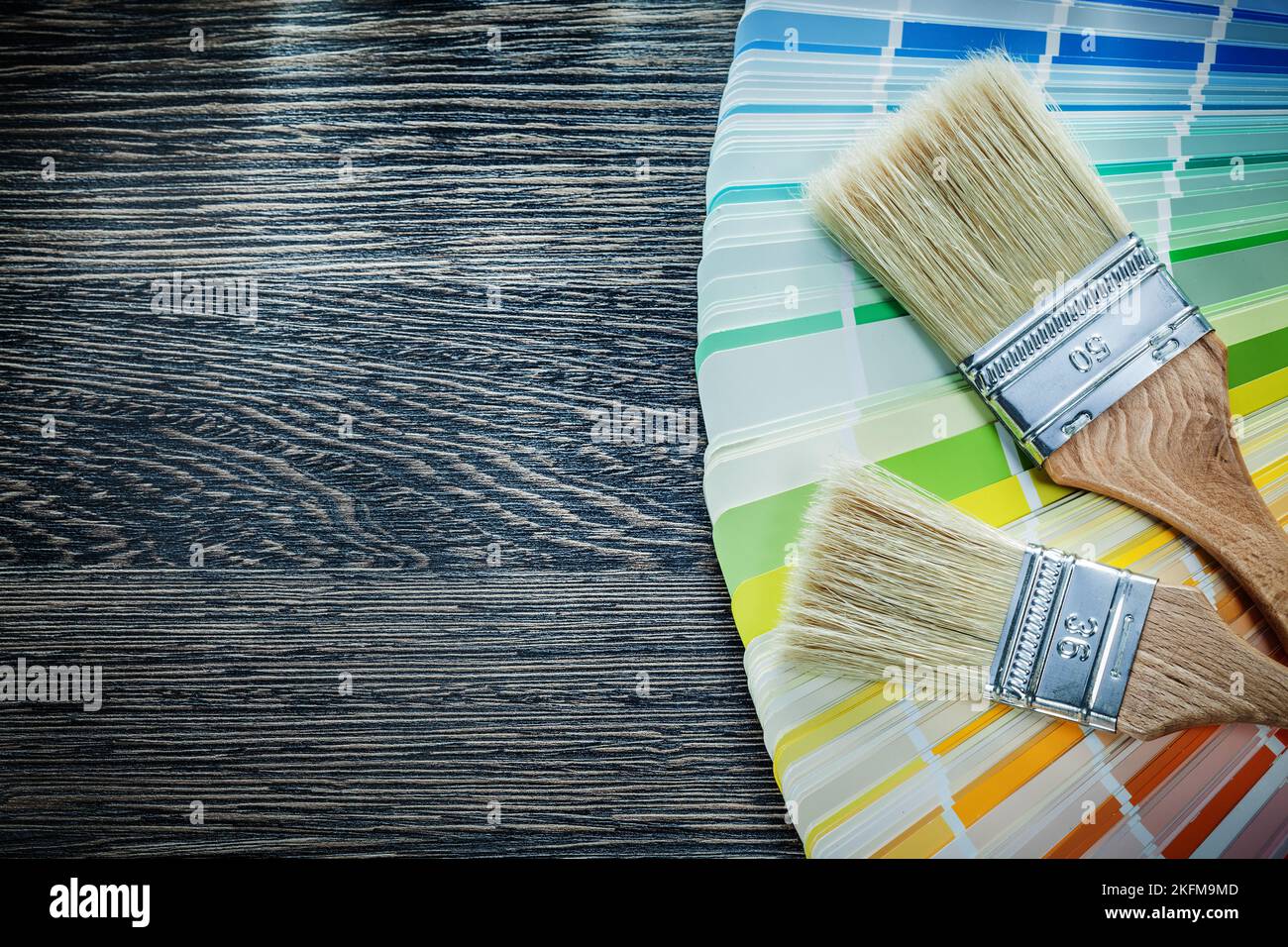 Farbpinsel Farbe pantone Fan auf Holzbrett. Stockfoto